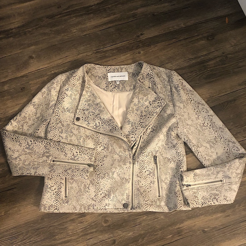 Cupcakes & Cashmere faux snakeskin cropped moto jacket sz M